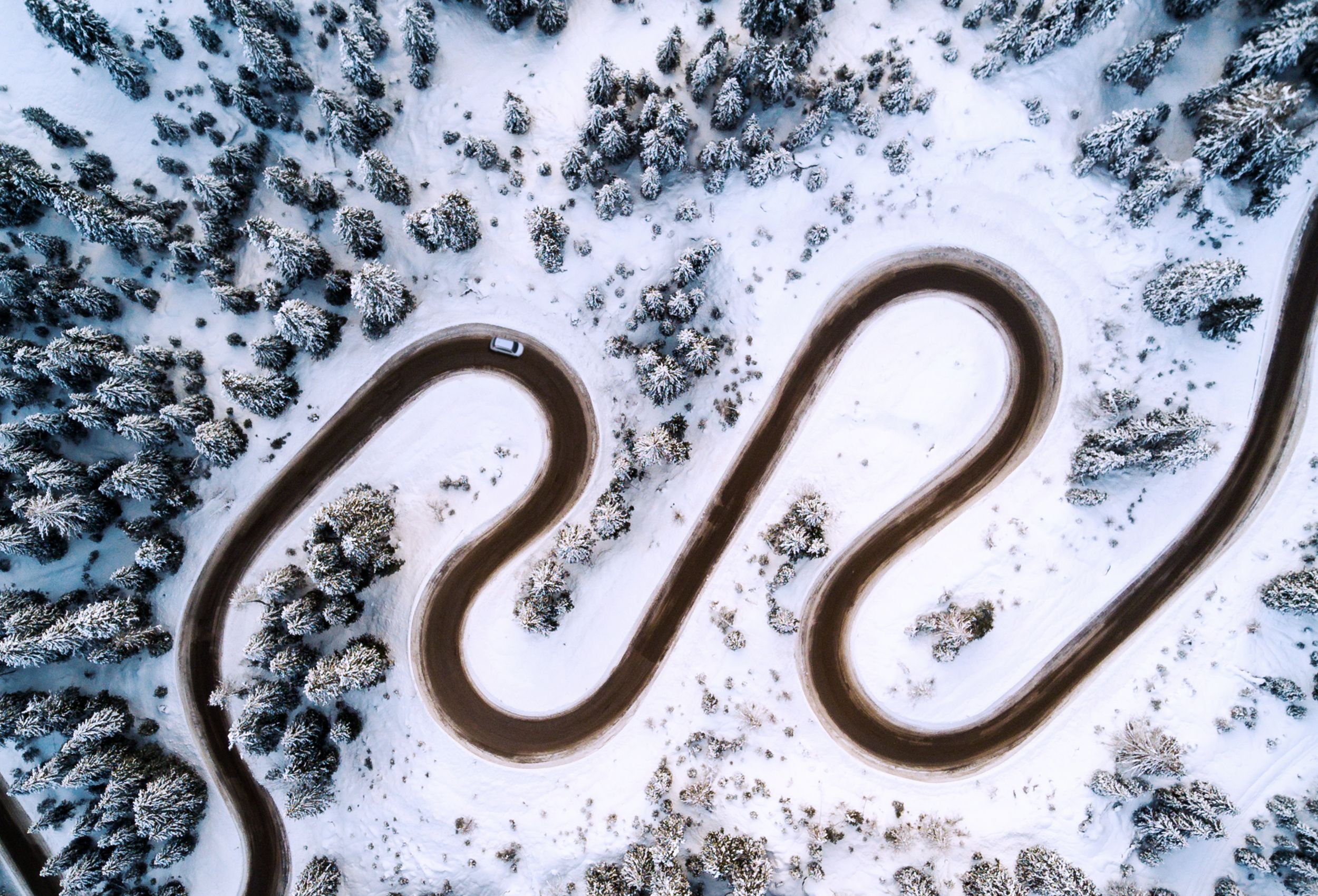 SUV på snoet vej i snelandskab med Michelin dæk
