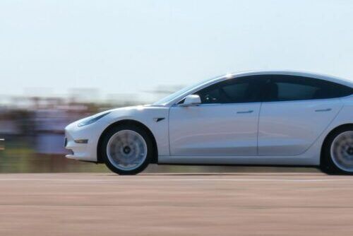 Tesla model 3 i bevægelse