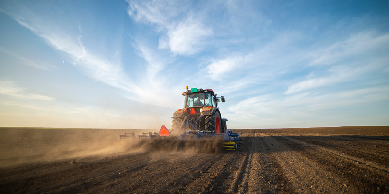 Agro landbrug traktor på mark