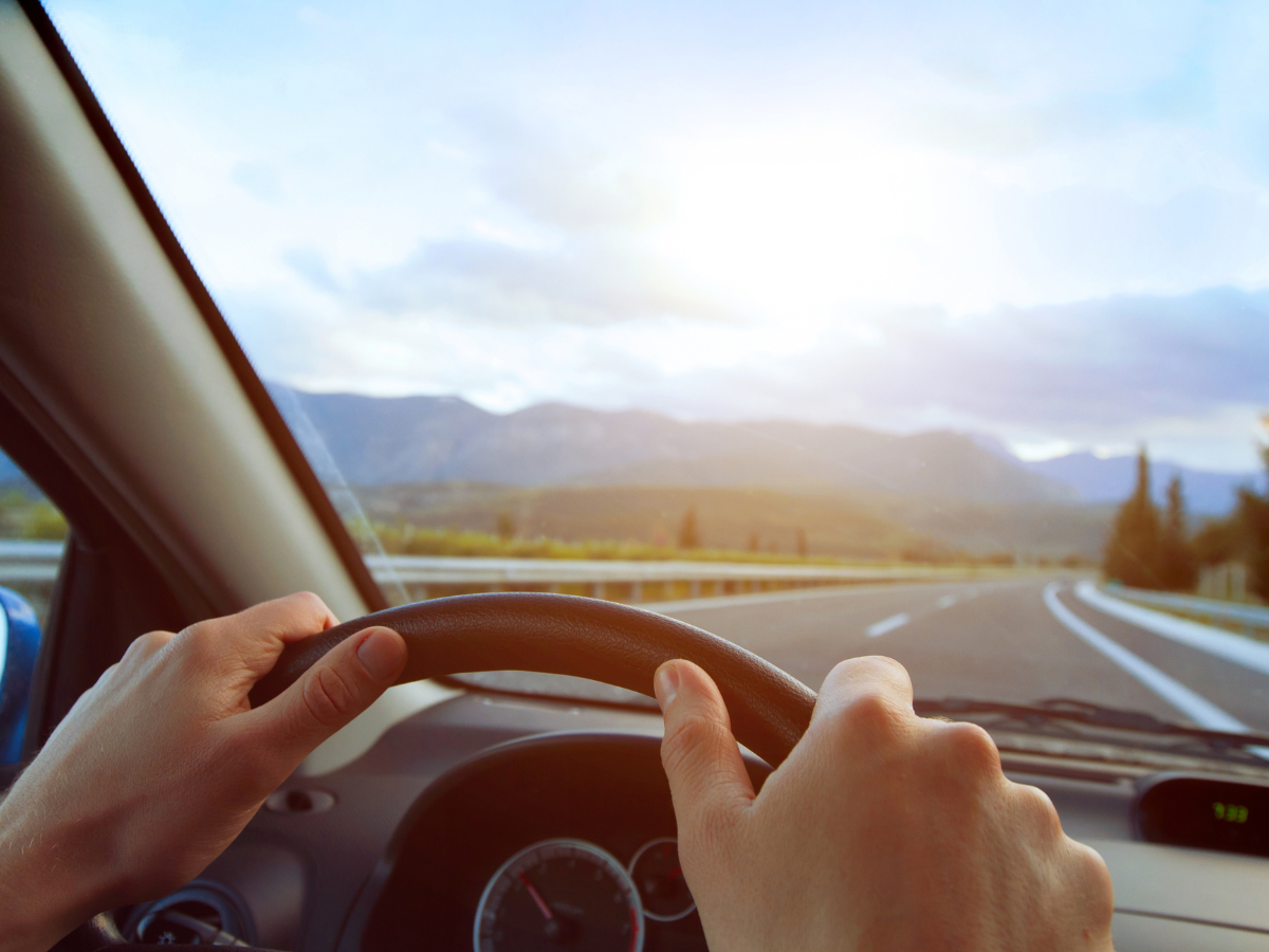 Indvendigt billede fra førersæde af bil