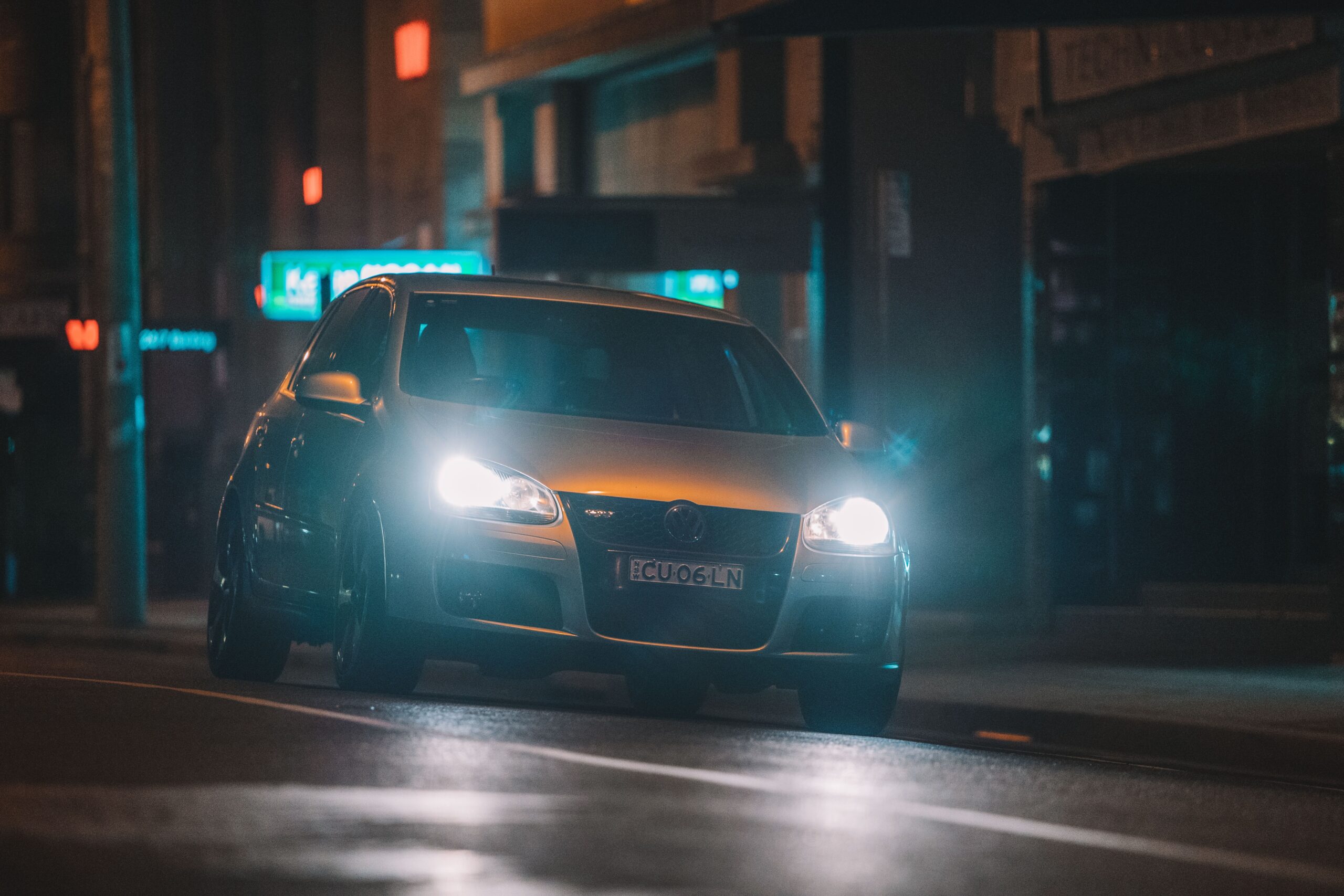 Volkswagen med lys i lygterne